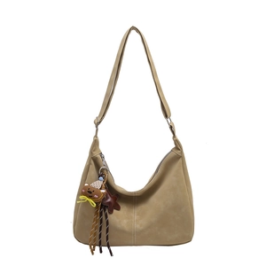Sac bandoulière vintage en cuir kaki avec sangle réglable et charm petit ours