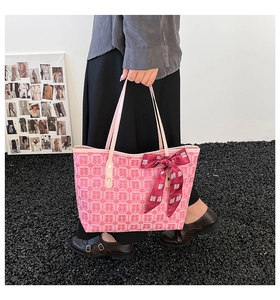 Détail du sac de mariage rose avec jacquard Double Bonheur et nœud décoratif en ruban