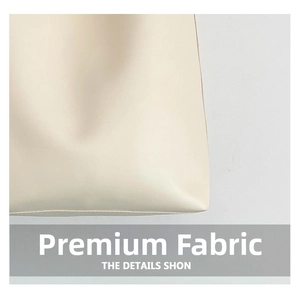 Gros plan sur le cuir beige lisse de qualité montrant la texture fine et la surface