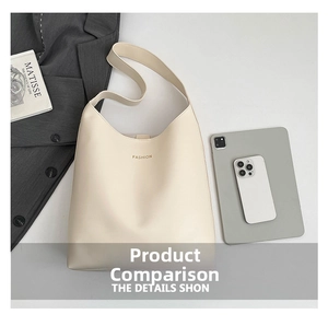 Vue à plat du sac fourre-tout crème avec logo, tablette et accessoires de mode