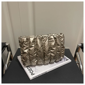 Detailansicht der champagner-goldenen gesteppten Tote-Bag mit metallischer Plissierung