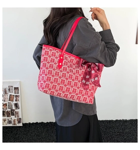 Détail du sac fourre-tout rouge avec motif 囍 festif et nœud en soie élégant