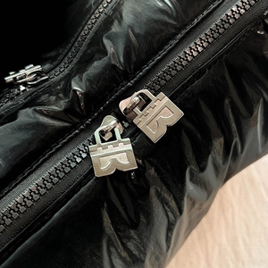 Borsa a tracolla nera lucida con cerniere in argento logate e tessuto di alta qualità