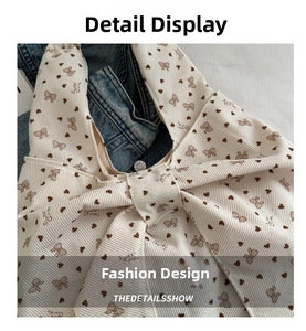 Detailweergave van corduroy draagtas met hartpatronen en een strik als decoratie