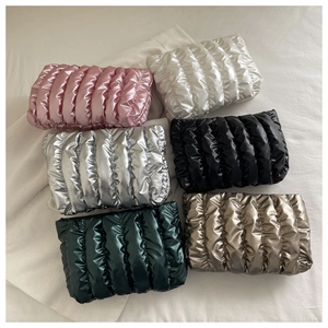 Flache Ansicht gesteppter Metallic-Puffer-Handtaschen in Pink, Silber, Grün und Gold