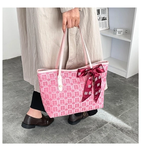 Détail du sac de mariage rose avec broderie Double Bonheur rouge et ruban à nœud