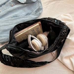 Grande borsa a tracolla trapuntata nera lucida con interno capiente per libri