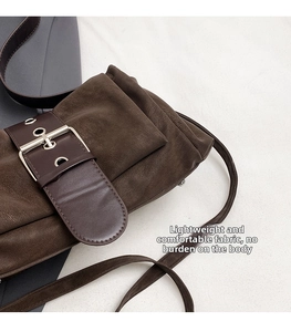 Détail du sac vintage marron foncé en similicuir suédé avec boucle argentée