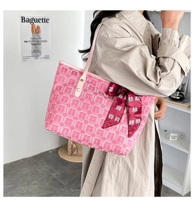 Sac fourre-tout festif rose avec motifs Xi tissés et nœud en ruban rouge chic