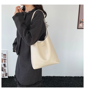 Détail du sac fourre-tout minimaliste en cuir PU crème avec inscription FASHION fine