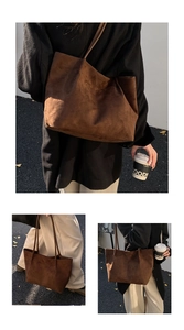 Dettaglio della borsa tote in pelle scamosciata marrone scuro con texture morbida e spalline