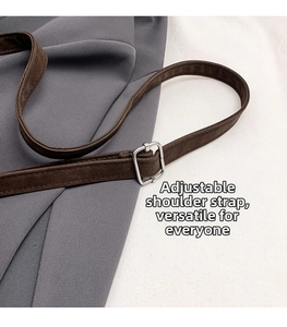 Détail de la bandoulière réglable en cuir dépoli marron avec boucle en métal argenté