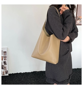 Gros plan d'un sac cabas minimaliste en similicuir beige montrant la texture douce