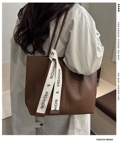 Borsa tote in pelle marrone con spalline in tessuto bianco e stile minimalista