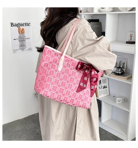Détail du sac de mariage rose avec jacquard Double Bonheur rouge et décoration en ruban