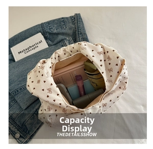 Bovenaanzicht van corduroy shopper met grote capaciteit, gevuld met boeken en een paraplu