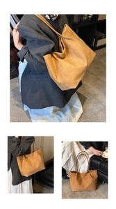Viste dettagliate di una borsa tote grande minimalista in finta pelle scamosciata marrone