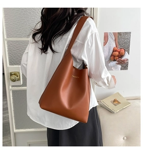 Sac fourre-tout en similicuir marron avec lettrage doré et texture souple de luxe