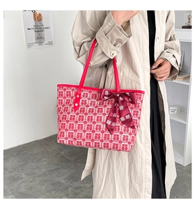 Sac fourre-tout rouge de mariage avec motif Xi et nœud décoratif en soie