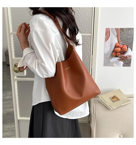 Gros plan sur un grand sac cabas caramel minimaliste avec lettrage FASHION doré