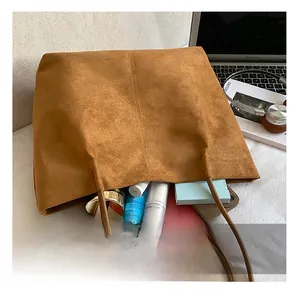 Grande borsa tote in pelle scamosciata marrone con laptop e accessori inclusi