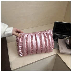 Detailaufnahme der rosa gefalteten Tasche mit glänzendem Metallic-Finish und Steppmuster