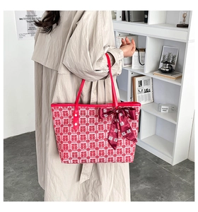 Détail du sac de mariage rouge avec motif traditionnel et nœud papillon latéral