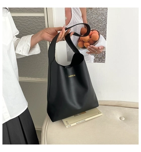 Sac fourre-tout noir minimaliste avec texte FASHION jaune présenté dans un cadre élégant