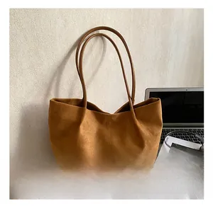 Dettaglio della grande borsa tote marrone opaca con spalline sottili in stile