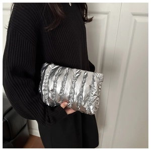 Detailansicht der silbernen Clutch mit Plissee-Effekt und metallischer Steppung