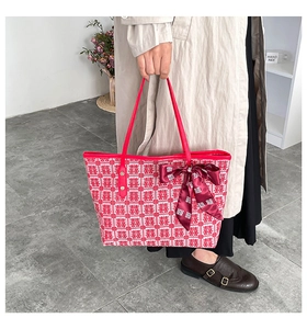 Vue détaillée du sac cabas de mariage rouge avec jacquard Xi et ruban à nœud