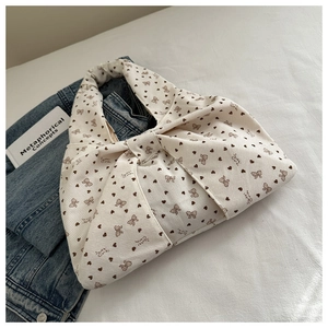 Detailansicht der beigen Cordtasche mit Herzprint und dekorativem Knotenschleifen-Design