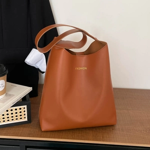 Sac Fourre-tout En Cuir PU Rétro Pour Femmes Grande Kapacité Sac À Épaule Commuter Minimaliste Avec Lettrage Fashion