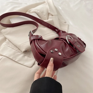 Sac hobo vintage rouge foncé en similicuir avec boucles argentées et rivets punk