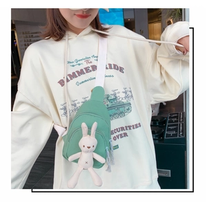 Sac de poitrine en toile verte pour femme avec adorable peluche lapin blanc