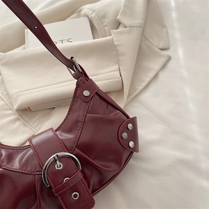 Sac bandoulière rétro en cuir bordeaux avec grande boucle argentée et rivets de moto