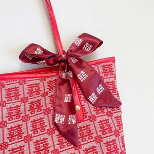 Sac fourre-tout de mariage rouge chinois avec motifs Xi et ruban décoratif en satin