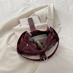 Sac hobo vintage en cuir plissé rouge foncé pour femme avec grande capacité et boucle