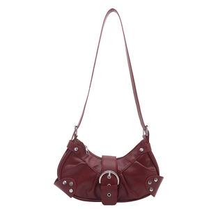 Sac à bandoulière croissant bordeaux rétro en similicuir plissé avec détails de rivets