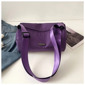 Détail du sac bandoulière en nylon violet à carreaux avec sangle réglable et logo