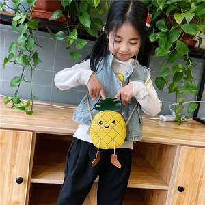Détail du sac bandoulière ananas mignon avec jambes 3D et feuilles sur un enfant mannequin