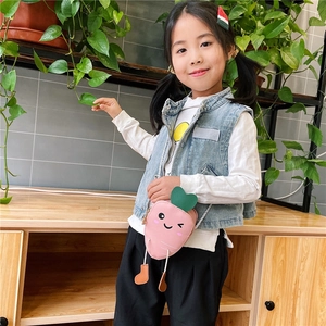 Détail d'un sac à bandoulière en cuir PU rose en forme de carotte avec pieds et feuilles