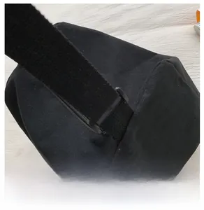 Dettaglio della tracolla larga regolabile su una borsa di tela nera capiente