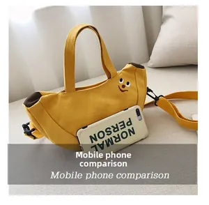 Comparaison de taille détaillée du sac banane en toile jaune avec un téléphone