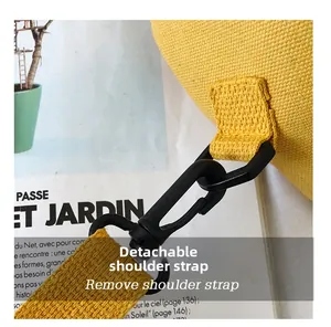 Détail de la bandoulière en toile jaune avec crochet amovible en plastique noir