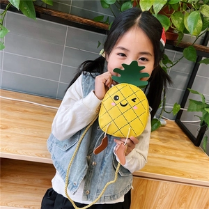 Détail du sac bandoulière ananas pour enfants avec expression mignonne et sangle