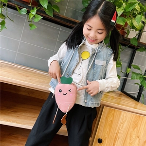 Petit sac bandoulière enfant en forme de carotte rose avec visage mignon sur fille