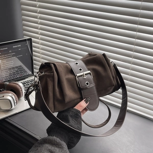 Sac À Épaule Femme Texture PU Daim Mat Rétro Sac Sous L'aisselle Vintage Sac Bandoulière Avec Grande Boucle Métallique