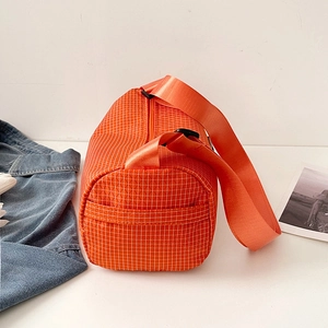 Sac cylindrique en nylon à carreaux orange avec large bandoulière réglable et zip