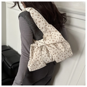 Detailansicht der beigen Cordtasche mit großer Schleife und Blumen-Vintage-Muster